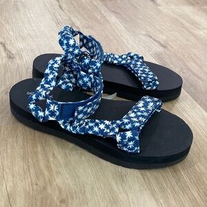 NEW Women’s Universal Thread Floris Sandals